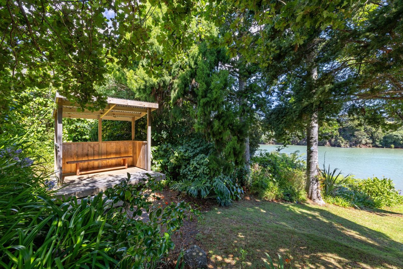 Waterfrontage Meets the Classic Quarter-Acre Dream - Mehr