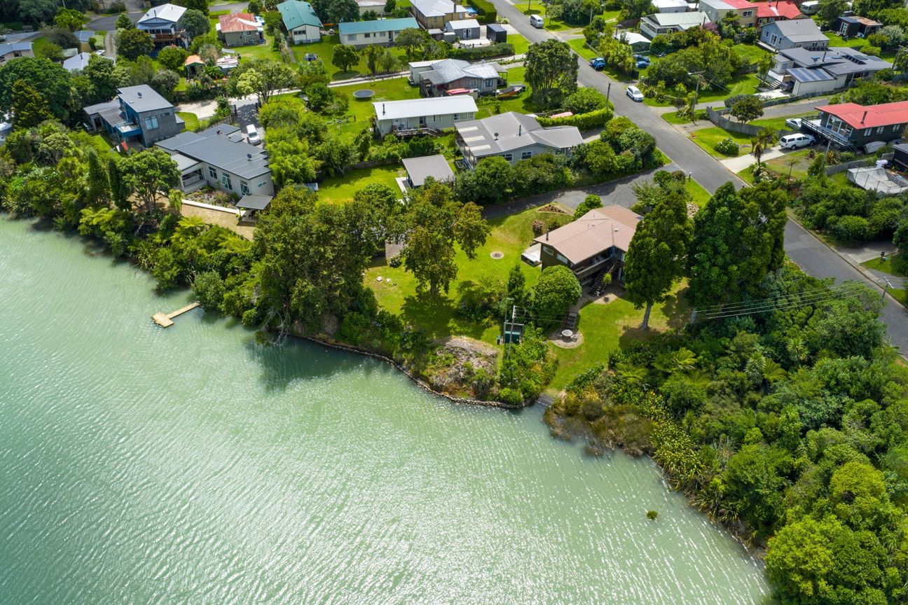 Waterfrontage Meets the Classic Quarter-Acre Dream - Ansicht 2