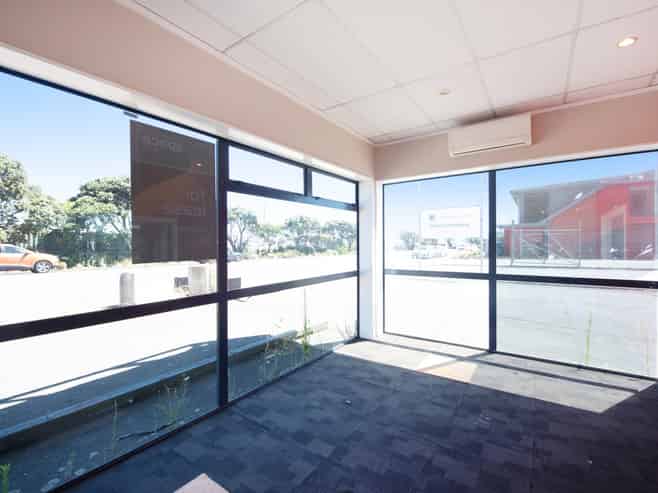 Showroom/warehouse with secure yard