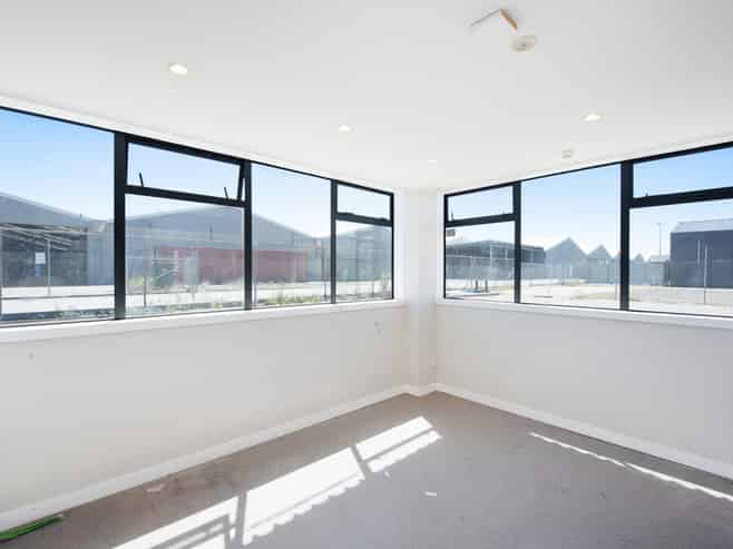 Showroom/warehouse with secure yard