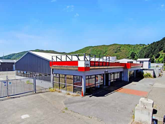 Showroom/warehouse with secure yard