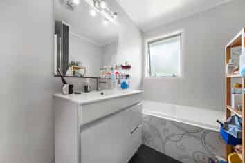 6 Theban Place, Totara Vale