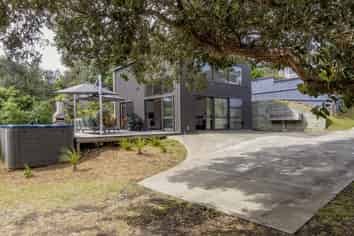 21 Beach Valley Road, Piha