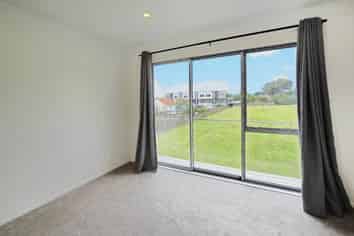 8D Taurima Avenue, Point England