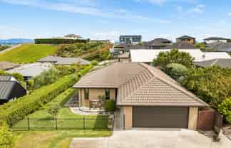 8 Ballintoy Park Drive, Welcome Bay