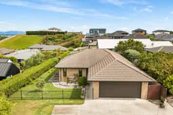 8 Ballintoy Park Drive, Welcome Bay