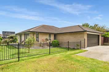 8 Ballintoy Park Drive, Welcome Bay