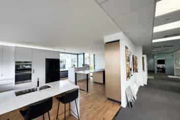 PRIME EXPOSURE APOLLO OFFICE/SHOWROOM
