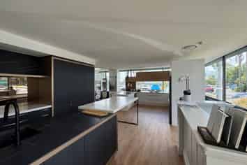 PRIME EXPOSURE APOLLO OFFICE/SHOWROOM
