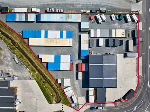 Large yard + warehouse this one has everything