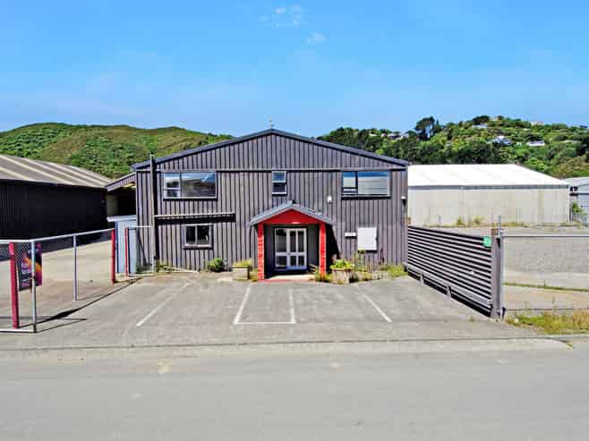 Ideal warehouse/office with substantial yard