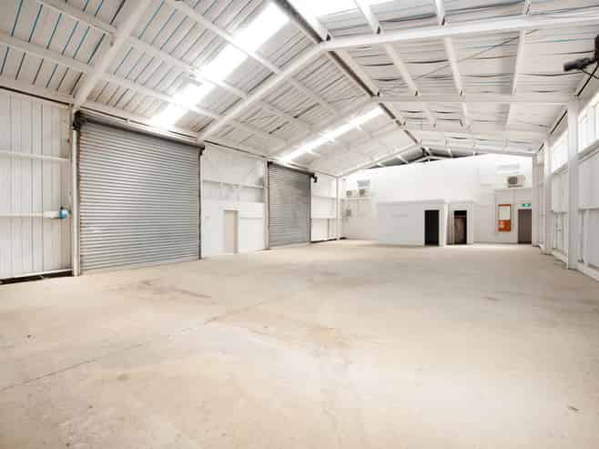 Ideal warehouse/office with substantial yard
