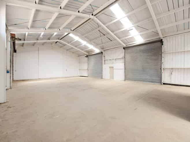 Ideal warehouse/office with substantial yard