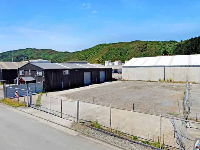 Ideal warehouse/office with substantial yard