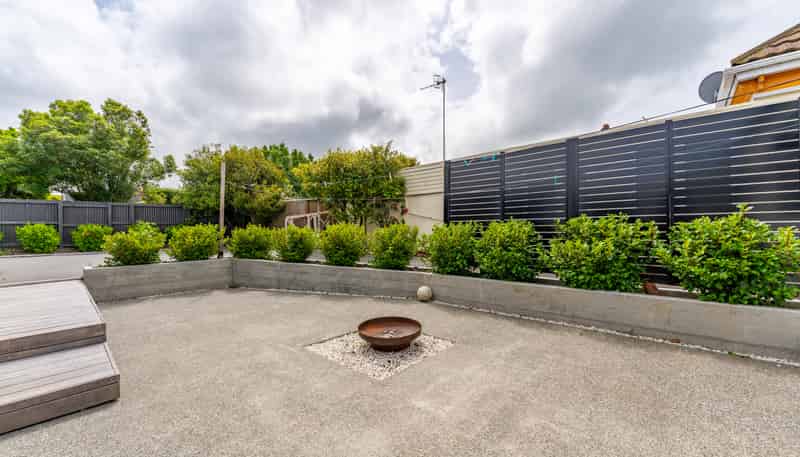 82 Avenue Road, West End