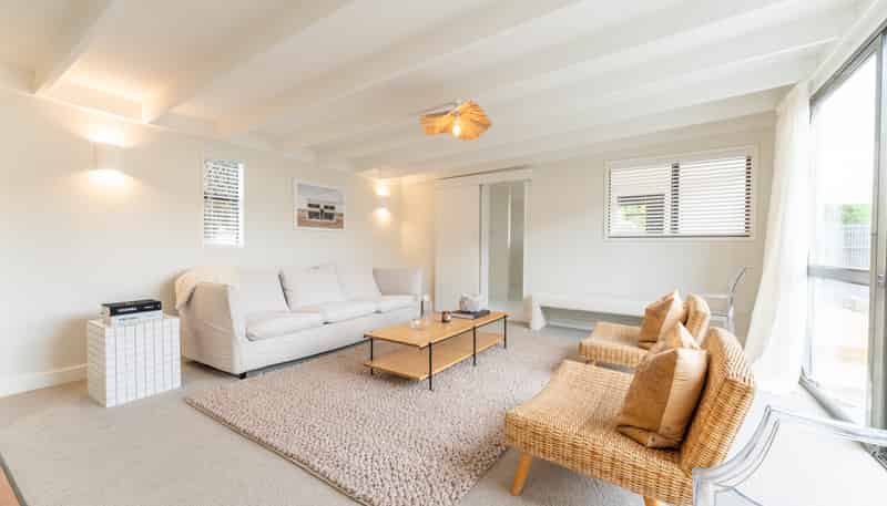 82 Avenue Road, West End