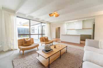 82 Avenue Road, West End