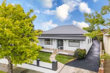 82 Avenue Road, West End