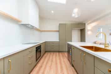 82 Avenue Road, West End