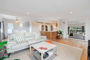 8 Unsworth Drive, Unsworth Heights