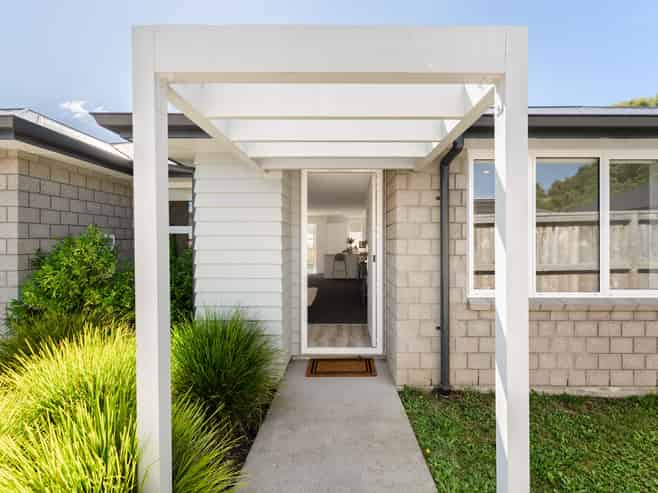 75b Pakanga Grove, Pyes Pa