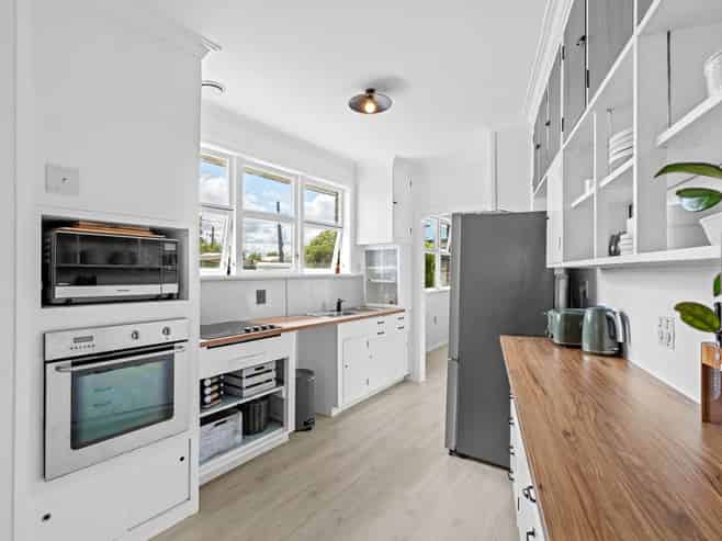 587 Queen Street East, Levin