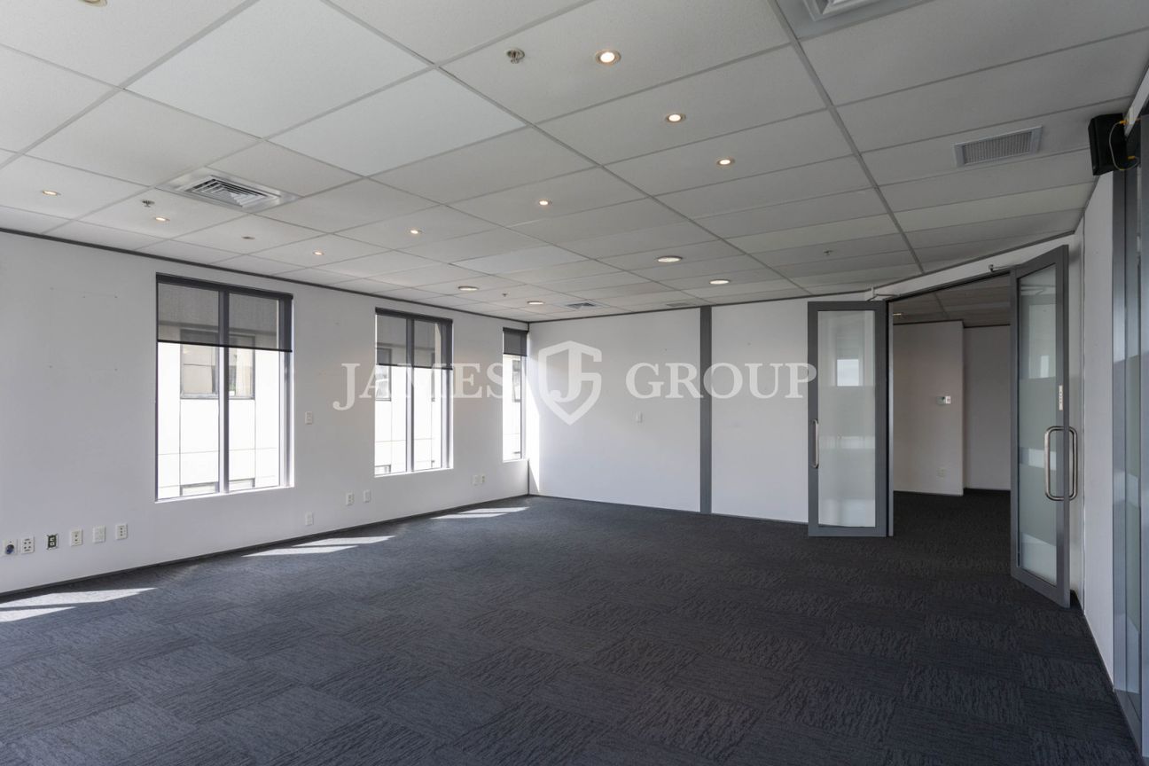 MORDERN BROADWAY OFFICE WITH MUTIPLE MEETING ROOMS - Vista 4