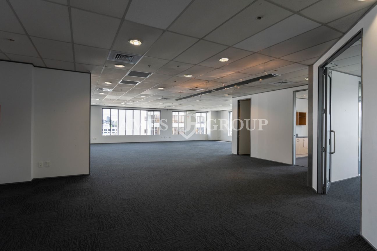 MORDERN BROADWAY OFFICE WITH MUTIPLE MEETING ROOMS - Vista 6