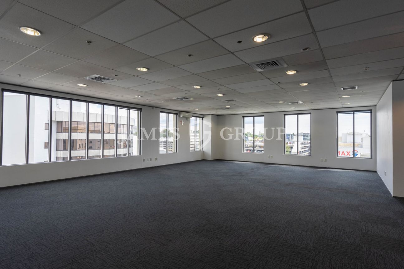 MORDERN BROADWAY OFFICE WITH MUTIPLE MEETING ROOMS - Vista 5