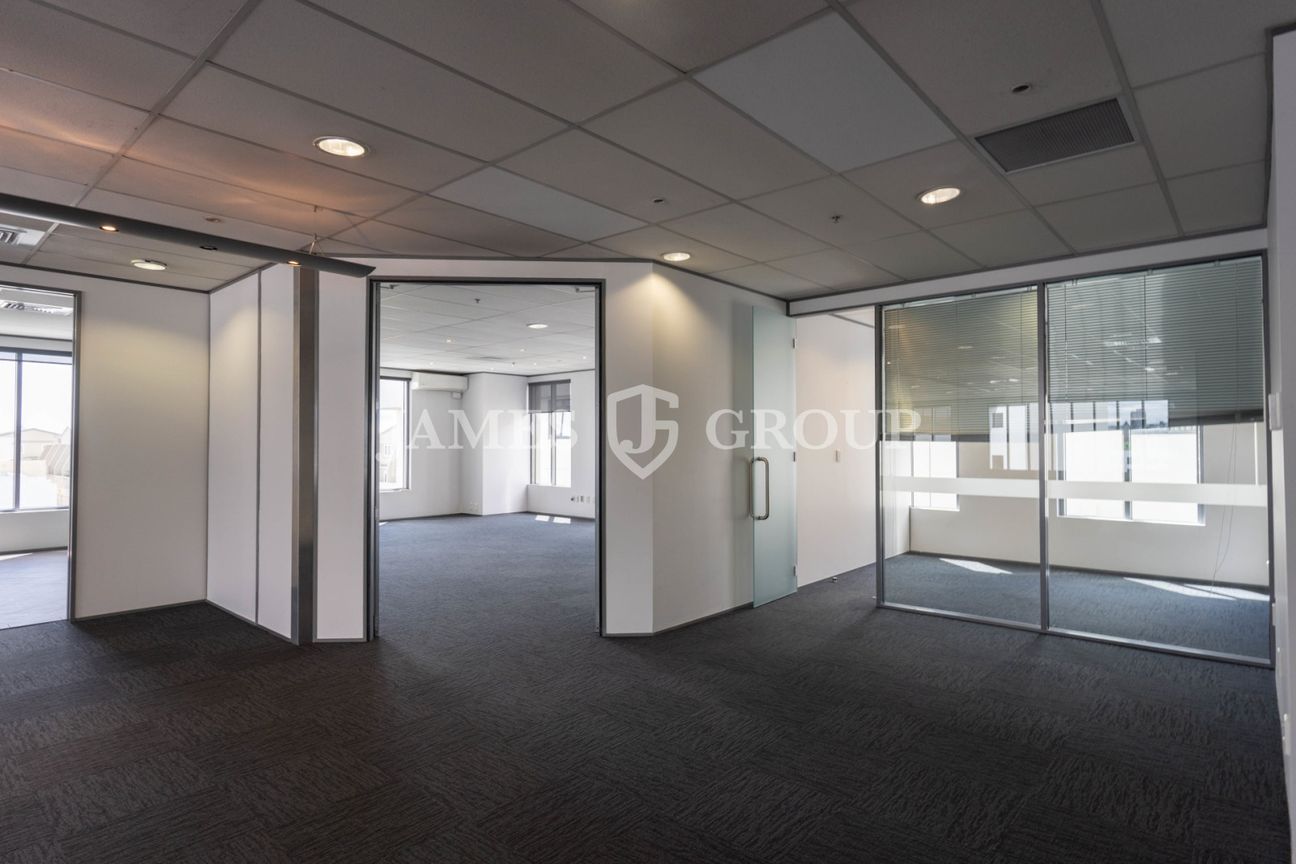 MORDERN BROADWAY OFFICE WITH MUTIPLE MEETING ROOMS - Vista 3