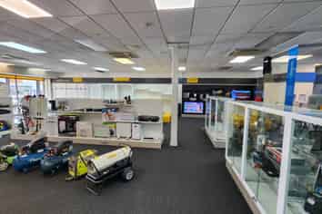 PRIME PUKEKOHE LARGE FORMAT RETAIL/SHOWROOM SPACE
