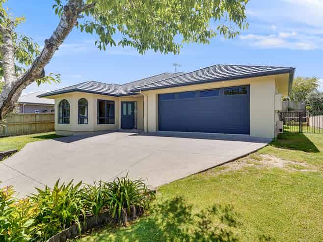 77 Saint James Drive, Huntington