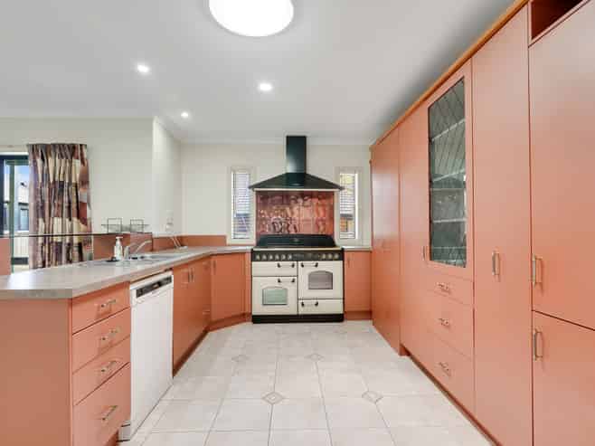 77 Saint James Drive, Huntington