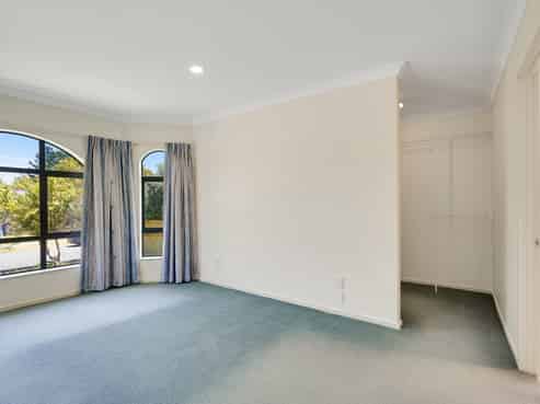 77 Saint James Drive, Huntington