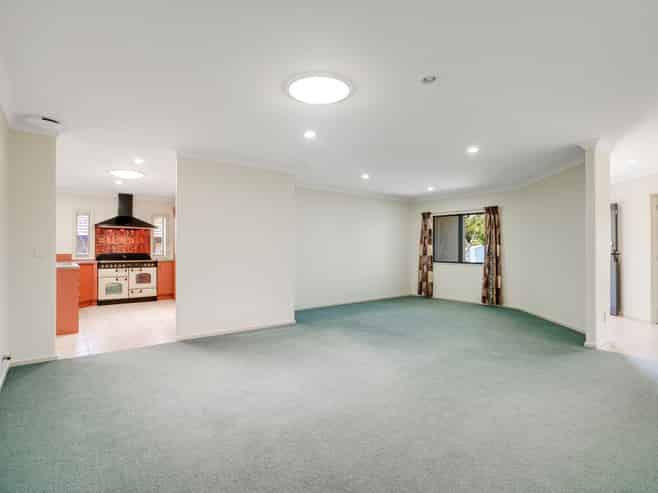 77 Saint James Drive, Huntington