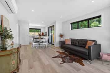 15B Rowe Parade, Wainuiomata