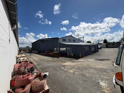 Workshop with extensive yard and gantry