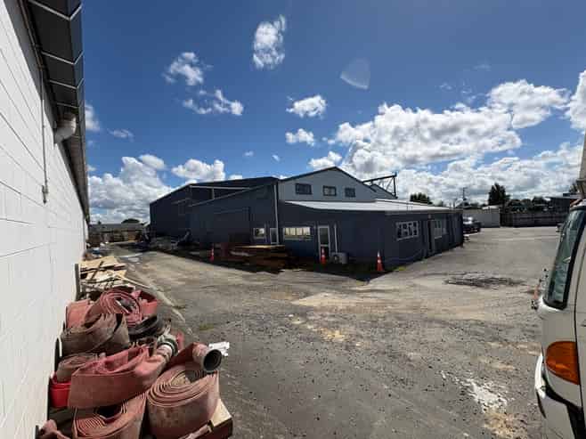 Workshop with extensive yard and gantry