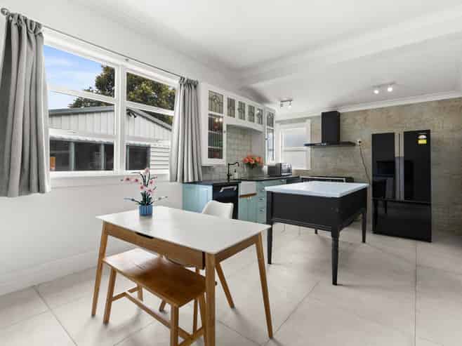 1200 Caroline Road, Mayfair