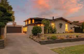 26 Yellowstone Crescent, Burwood