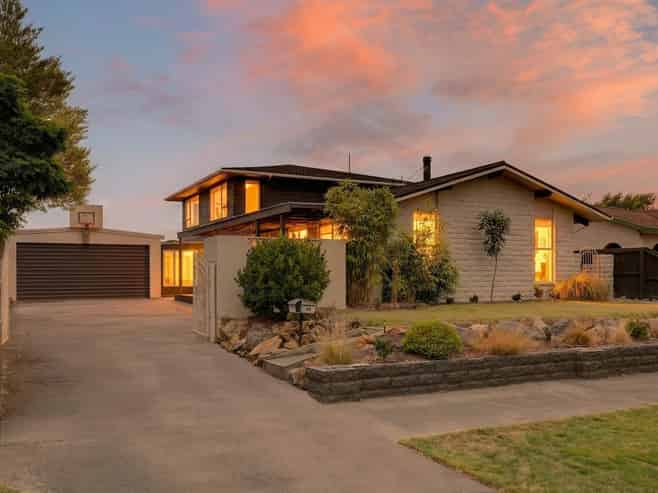 26 Yellowstone Crescent, Burwood