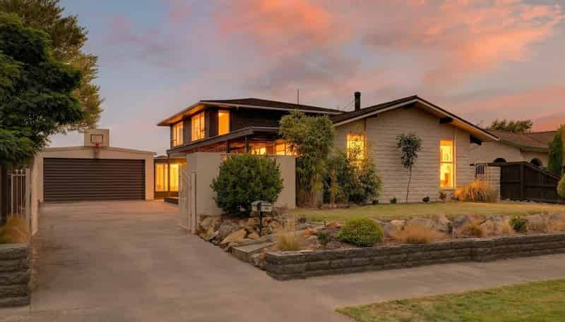 26 Yellowstone Crescent, Burwood