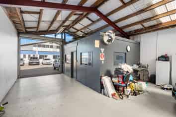 Tidy Entry Level Unit- Own & Occupy or Invest 