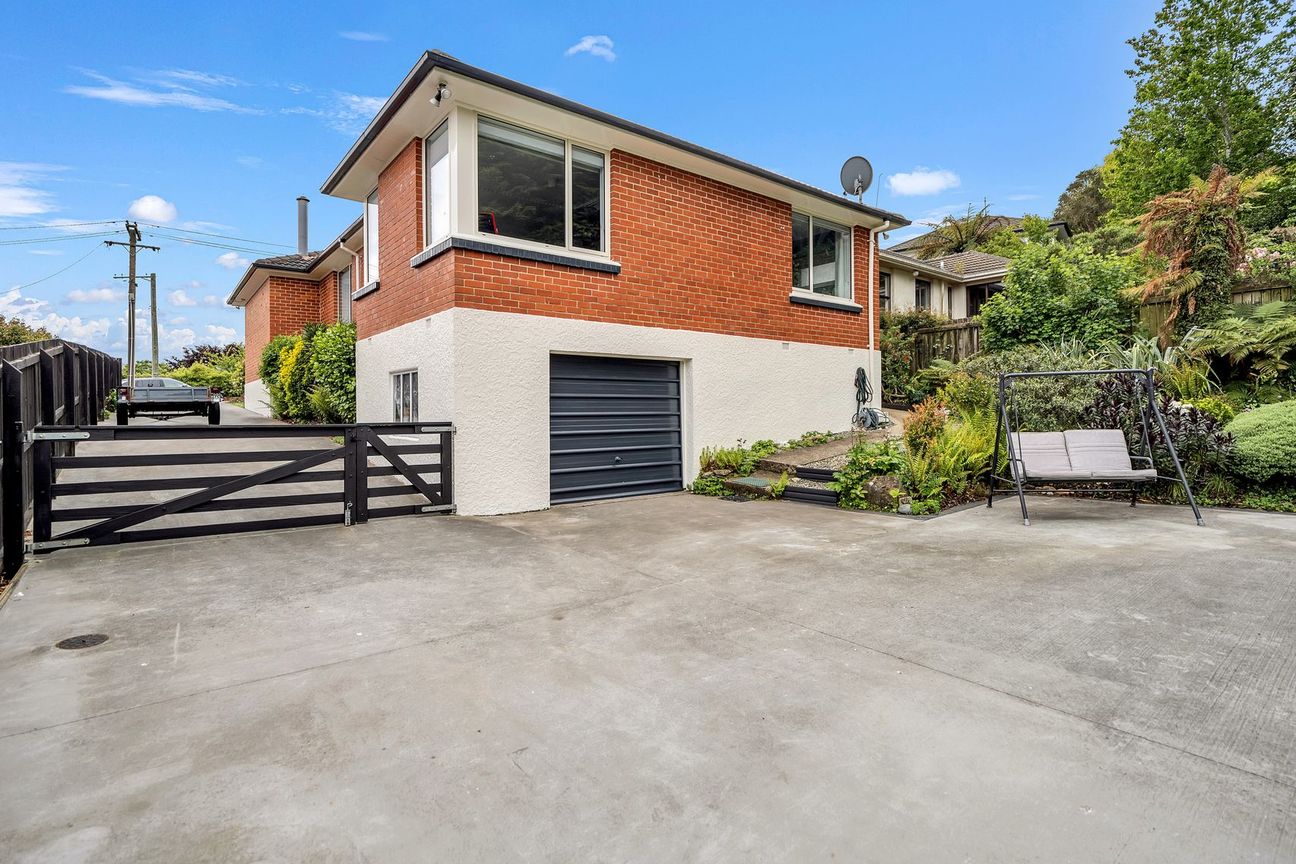 Renovated Brick Forever Home + Potential - Bild 5