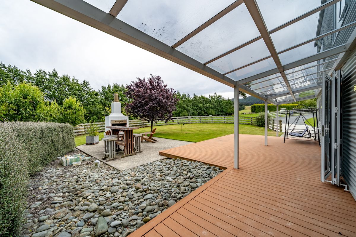 Architectural Curves, Country Views and Garaging – další
