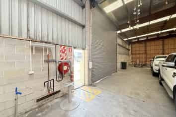 Functional Airport Oaks Facility | 1,169 m2