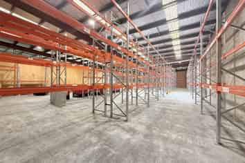 Functional Airport Oaks Facility | 1,169 m2