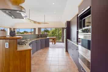 12 Grove Avenue, Weston