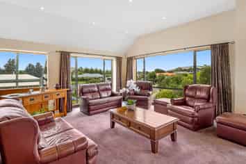 12 Grove Avenue, Weston