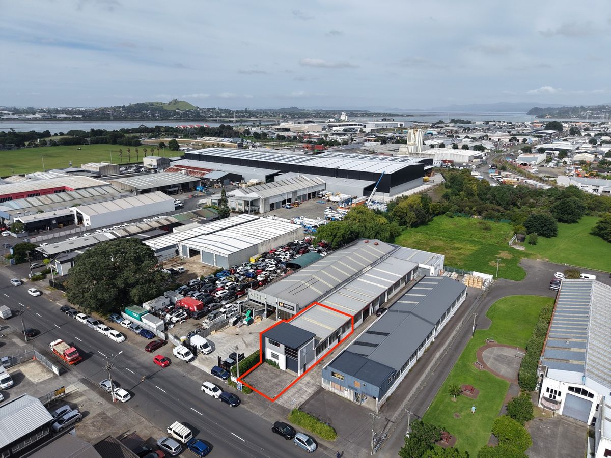Functional industrial unit with road frontage